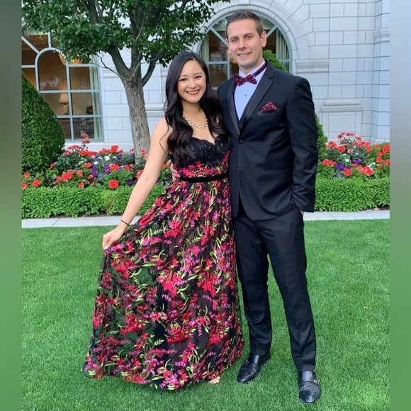 Marchesa Notte
Embroidered Lace Gown size 6 long. - Picture 3 of 14